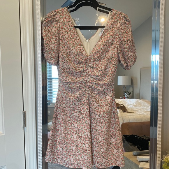 Very flattering dress just doesn’t fit me. Tag still on. - Picture 1 of 2